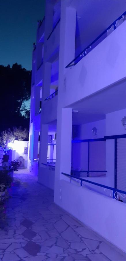 Apartment Blue & White Askeli