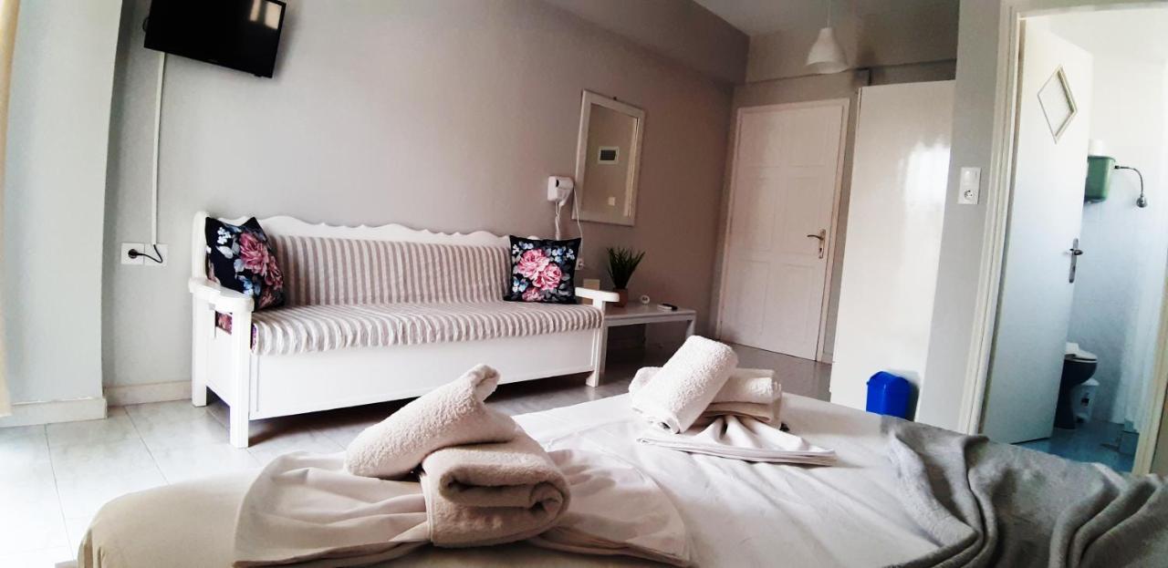 Blue & White Askeli Apartment *