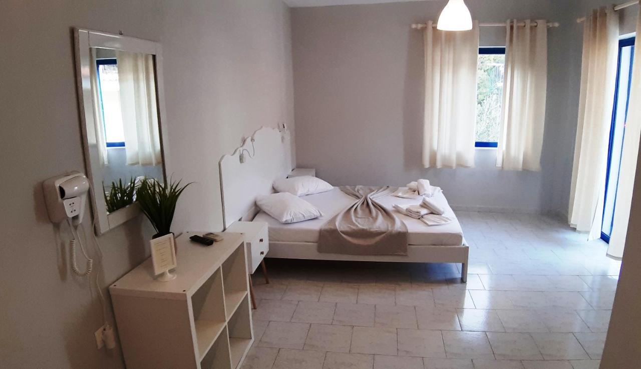 Apartment Blue & White Askeli