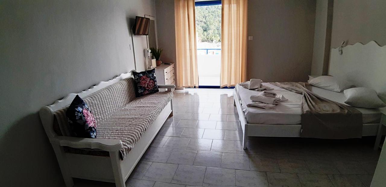 Blue & White Askeli Apartment *