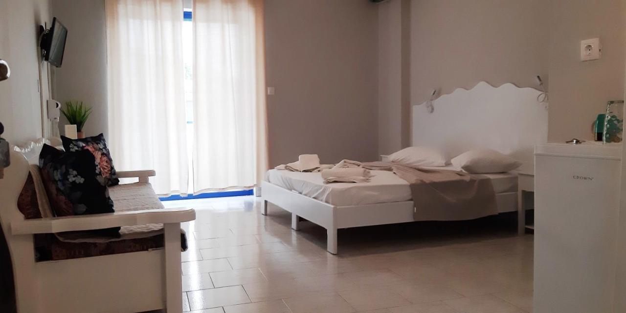 Apartment Blue & White Askeli